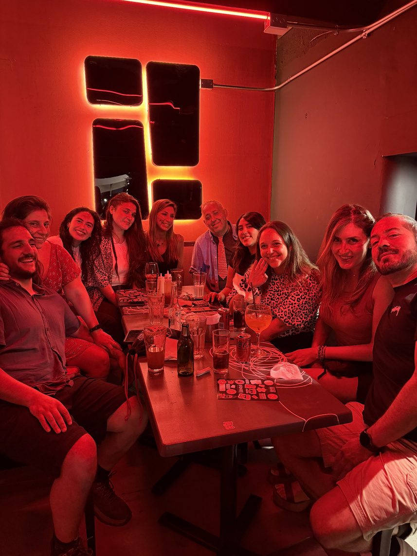 Grupo bajo el neón